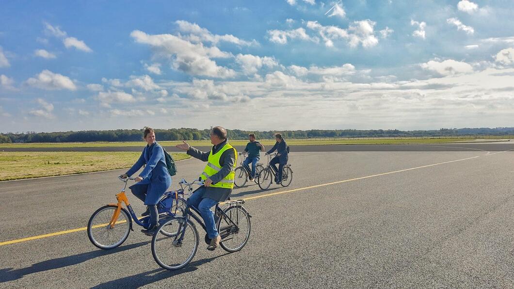 fietsen over landingsbaan