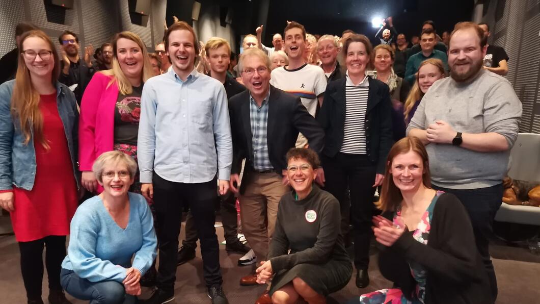 Het kandidatenteam van GroenLinks Overijssel. Een grote groep mensen lacht naar de camera.