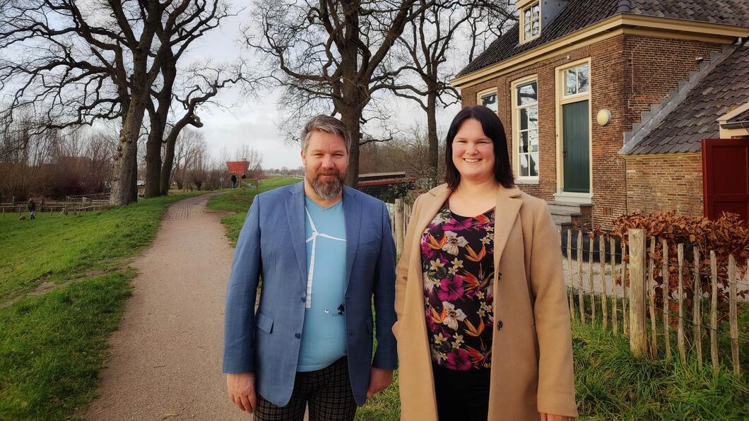 Vincent en Judith staan buiten. Achter hen staan bomen en een huis.