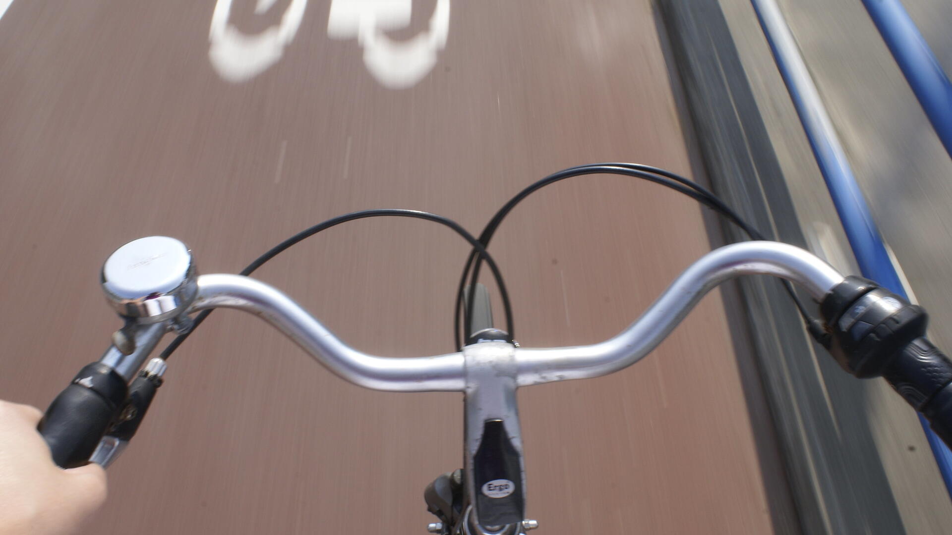 Een fietsstuur met daaronder het fietspad