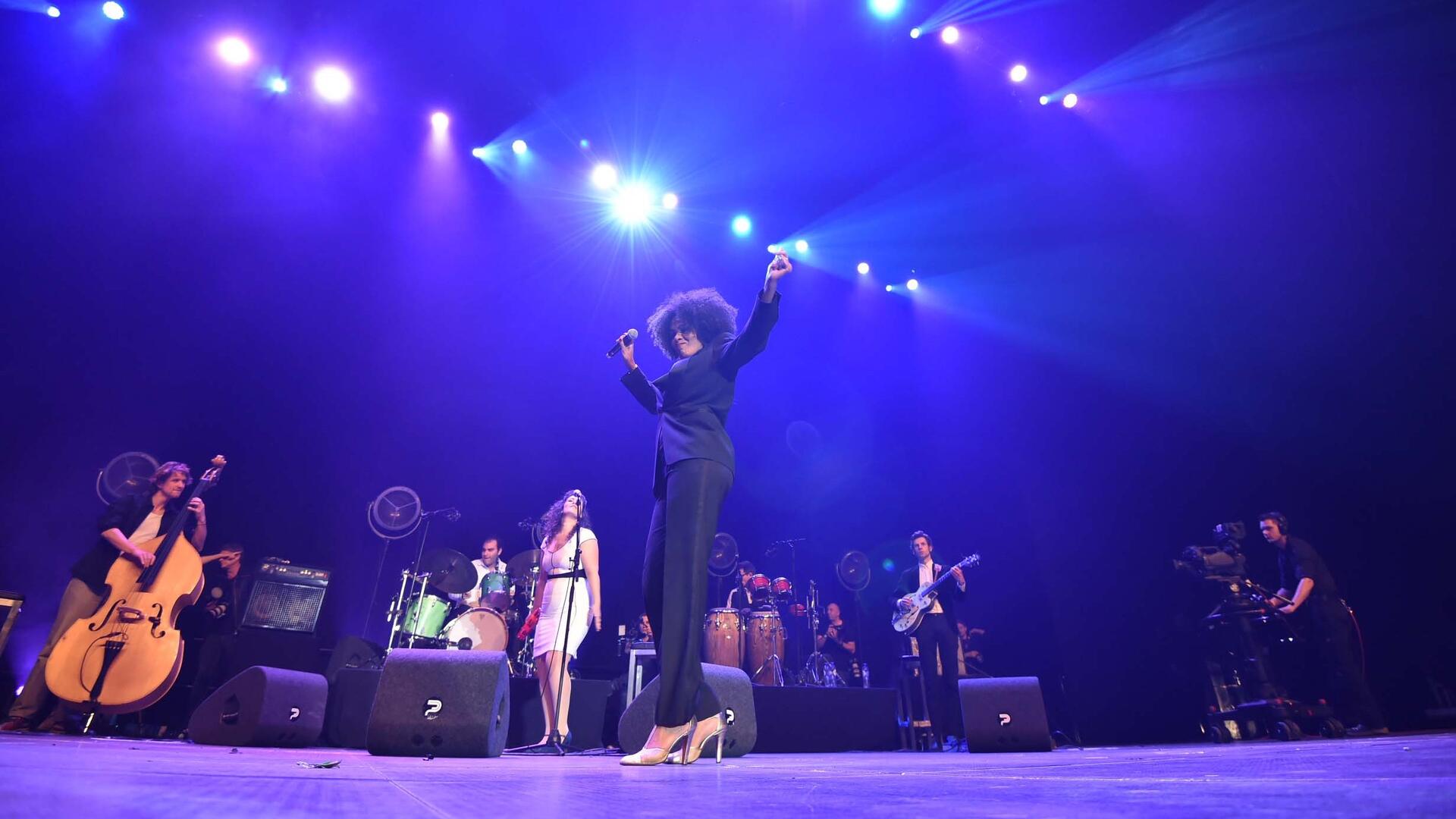 Een concert met muzikanten op het podium